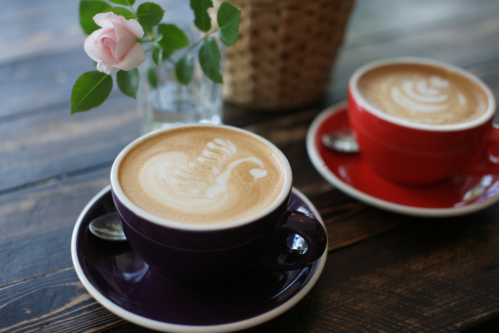 Фото с кофе. Чашка кофе. "На чашечку кофе…?!". Чашка кофе на столе. Красивый кофе.